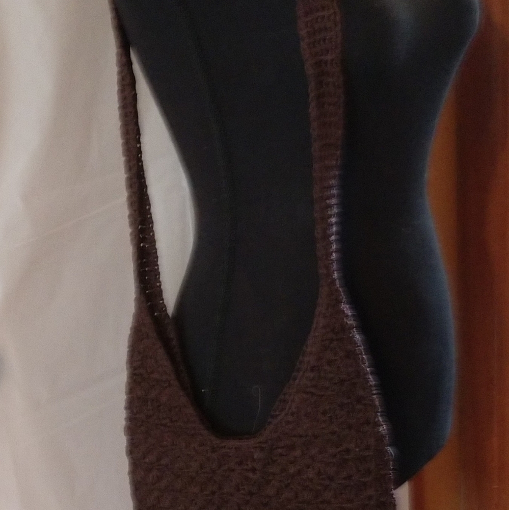 Women's vintage brown shoulder bag, crocheted or macramed, unbranded.